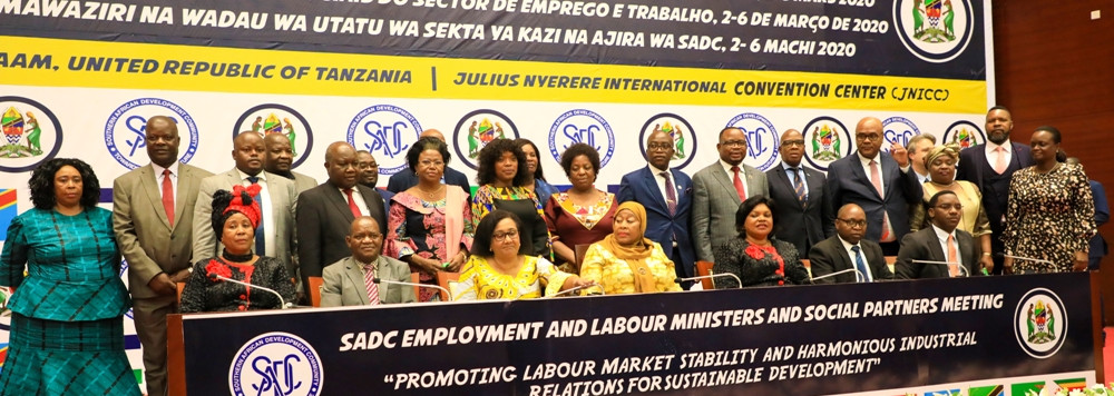Makamu wa Rais wa Jamhuri ya Muungano wa Tanzania, Mhe. Samia Suluhu Hassan akiwa kwenye picha ya pamoja na Mawaziri na Wadau wa Utatu wa SADC Sekta ya Kazi na Ajira.
